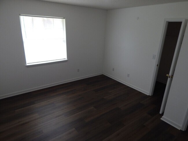 Building Photo - 3 bedroom 2 1/2 Bath brick single family h...