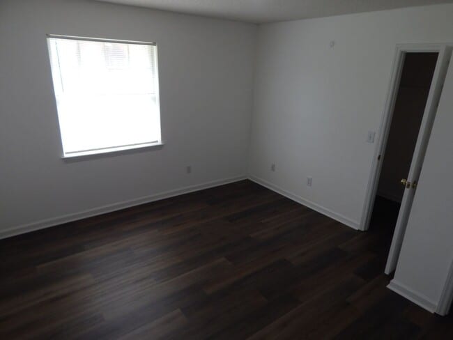 Building Photo - 3 bedroom 2 1/2 Bath brick single family home in Covil Estates just around the corner from Mayfaire.