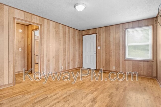 Building Photo - 3137 Lake Forest Dr