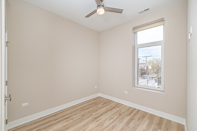 Building Photo - 4149 S Cottage Grove Ave