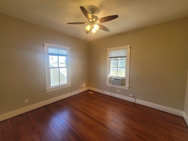 Building Photo - East End Upstairs 2 Bedroom Cottage