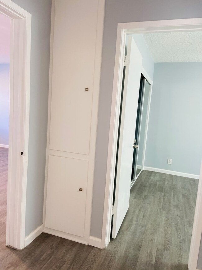 Building Photo - Gorgeous Remodeled Downstairs Apartment w/Patio+Prvt Laundry+Garage+Views of Canals