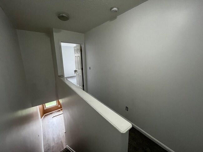 Building Photo - 3 Story Townhome in Prime Location