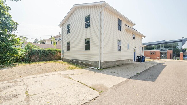 Building Photo - 1441 S State St