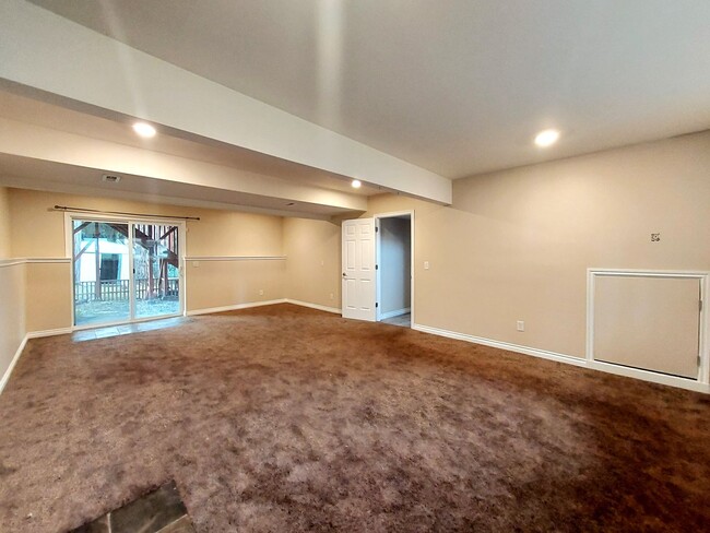 Building Photo - Lovely Split-Level Home in Federal Way - S...