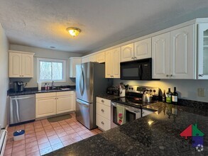 Building Photo - Lovely Two Bedroom in Shelburne - Pet Frie...