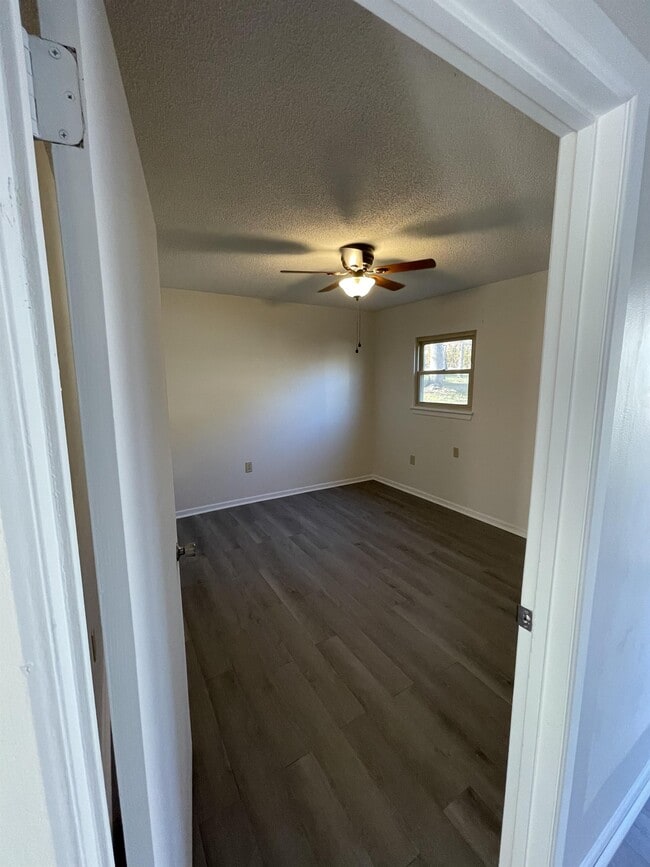 Building Photo - 930 Sparta Dr