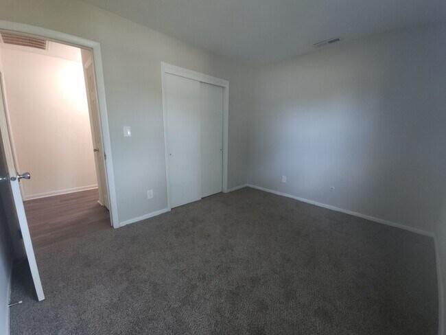 Building Photo - 846 Drawbridge Dr