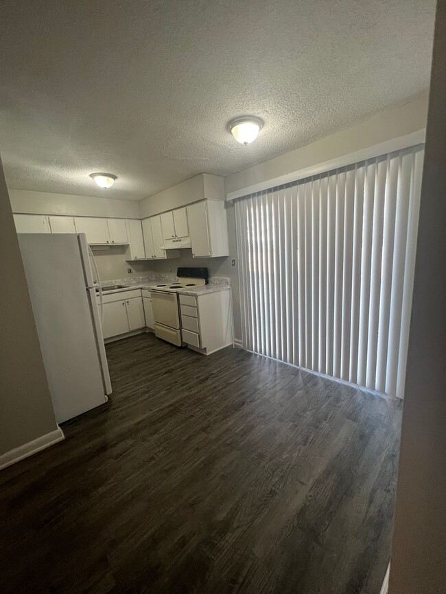 Building Photo - 1bed/1bath condo, 1st floor 758 sqft for o...