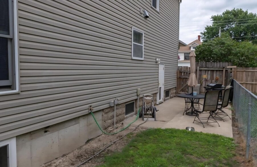 Building Photo - 611 4th Ave NW