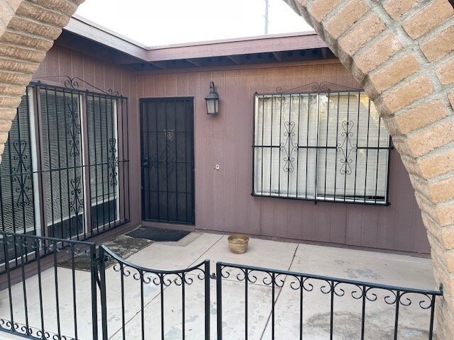 Building Photo - 8001 N El Tovar Pl