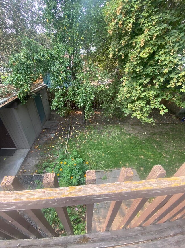 Building Photo - South Hill Triplex-Nestled away in private...