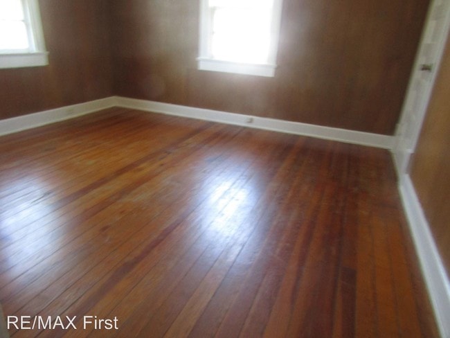 Building Photo - 2 br, 1 bath House - 303 N. Houston St.