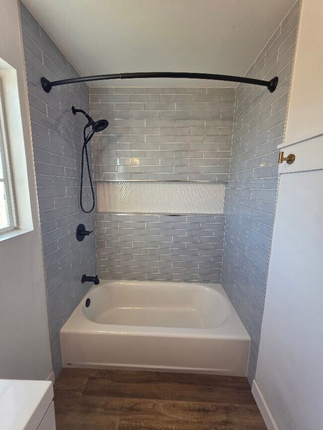 Building Photo - RENOVATED 2BD/1.5 BATH WITH PARKING, LAUNDRY, AND FULL H-VAC