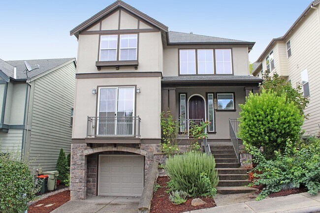 Building Photo - Spacious 4 BDR Legend & Renaissance Constr...