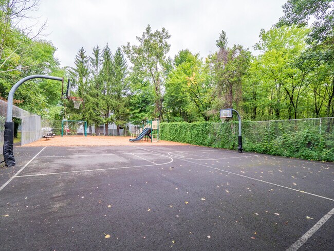 Building Photo - 2 Cypress Ln