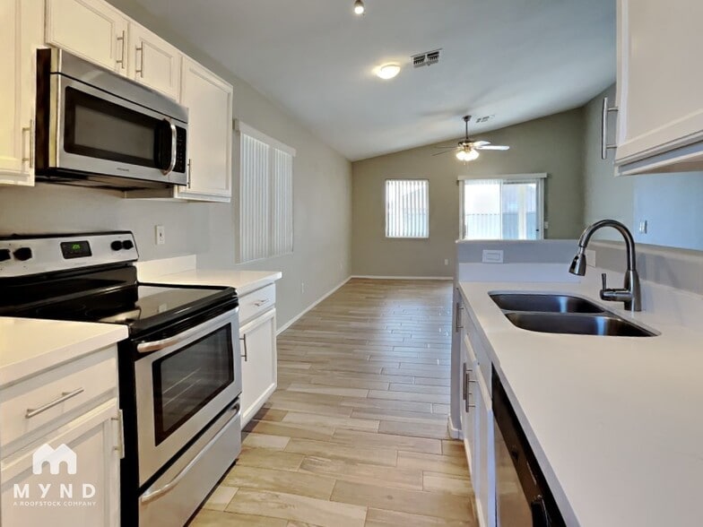 Building Photo - 13583 W Saguaro Ln