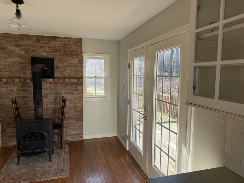 Kitchen, deck entrance - 100 Summerset Rd