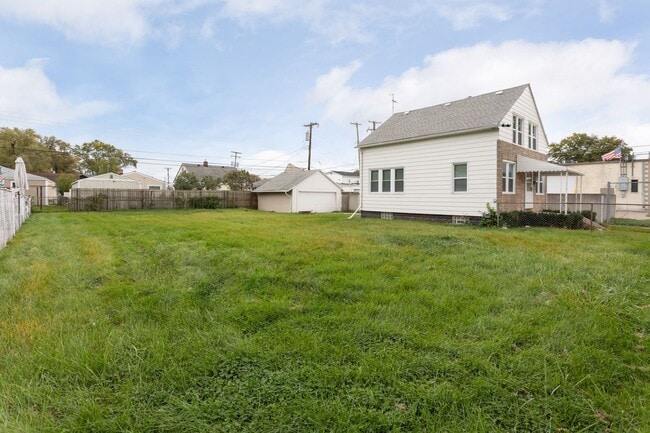 Building Photo - 3 Bedroom House on double lot