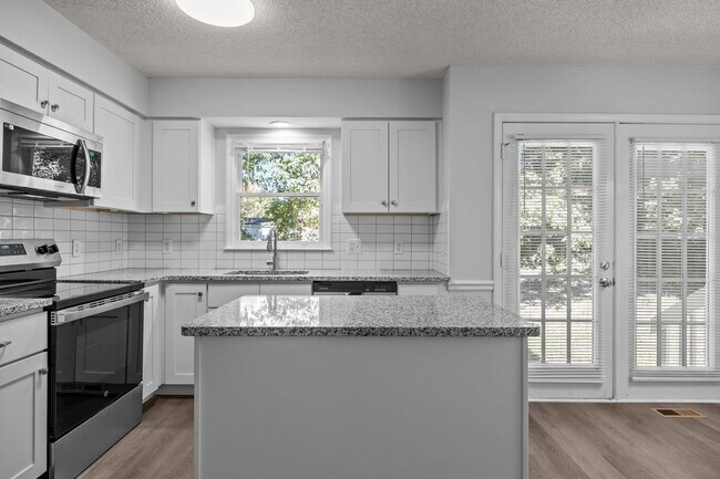 Building Photo - Spacious 3 Bedroom Home, LVP Floors, Updated Kitchen, New Cabinets, Granite, SS Appliances, Pet F...