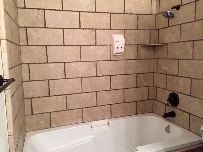 Building Photo - 5063 E Lakeview Dr