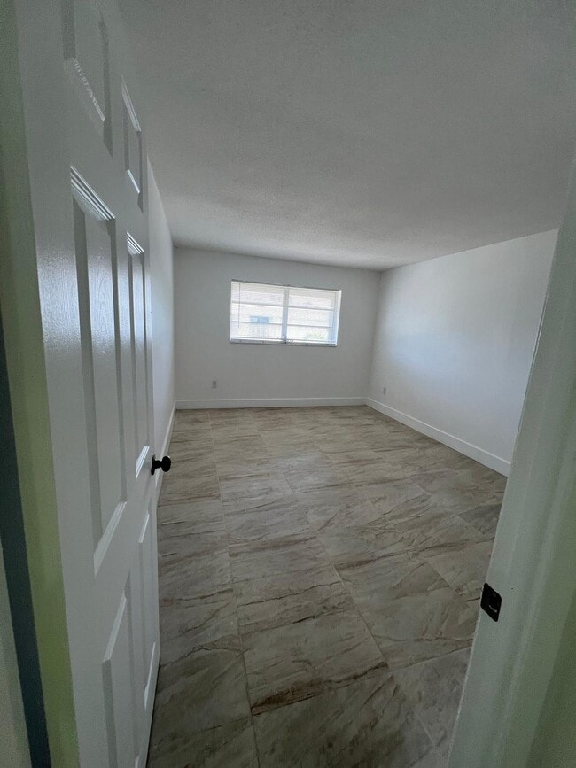 Building Photo - 15225 NE 6th Ave