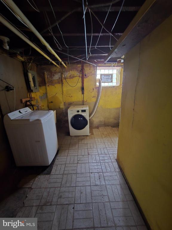 Building Photo - 158 Rosemar St