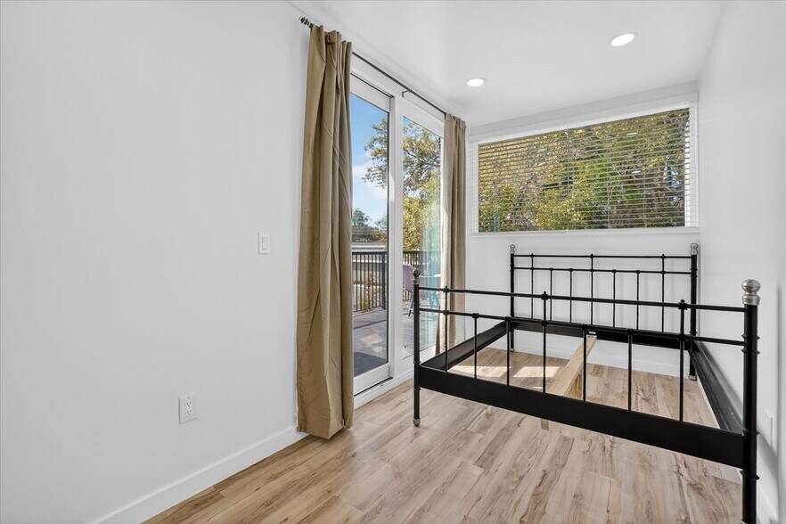 Building Photo - 8778 Waterfront Terrace