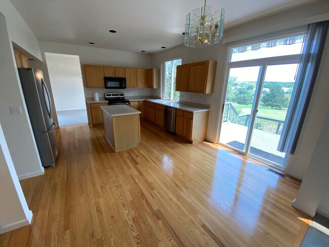 Building Photo - Great Highlands Ranch Home on the Golf Course!