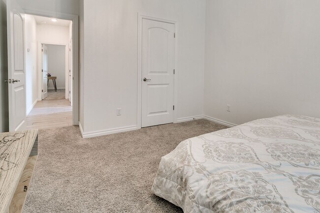 Building Photo - 3 Bed, 2 Bath Home with Bonus Office and  ...
