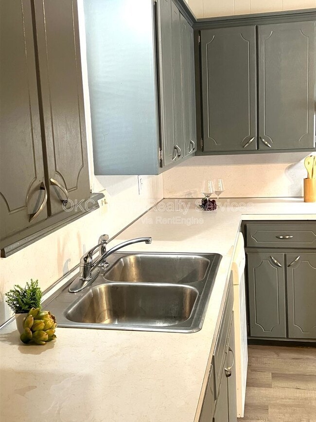 Building Photo - 1706 Surrey Pl