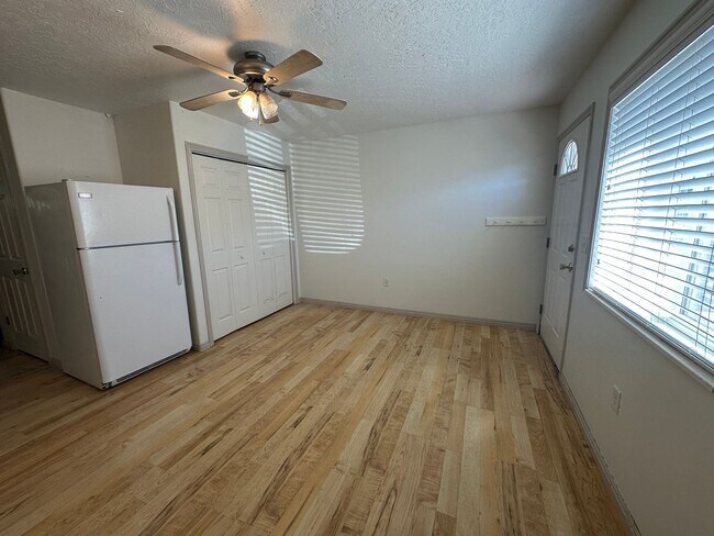 Building Photo - 2 Bed, 1.5 Bath Townhome in the Meadows