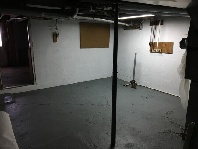 Building Photo - 8 S Morning St