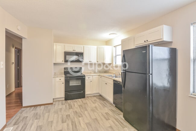 Building Photo - Fantastic 3bd/2ba home! Coming soon!