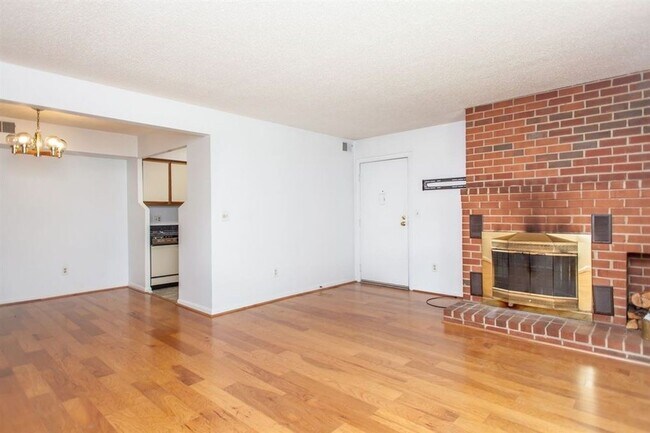 Building Photo - Turtle Creek Condo for rent- walking distance to Stonefield Shopping & enjoy the pool soon!