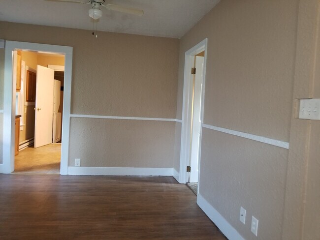 Building Photo - 1 Bedroom Ranch with Den