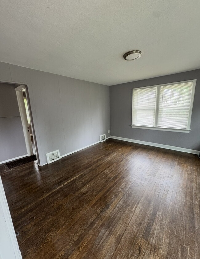 Building Photo - Charming Single-Family Home