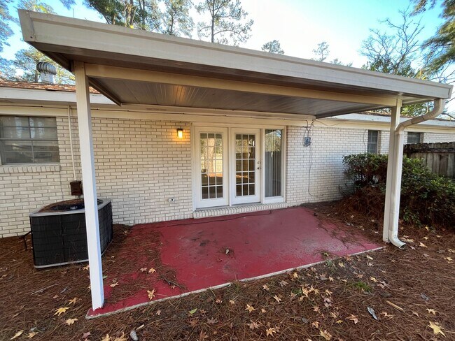 Building Photo - Recently Updated Three Bedroom House in Po...