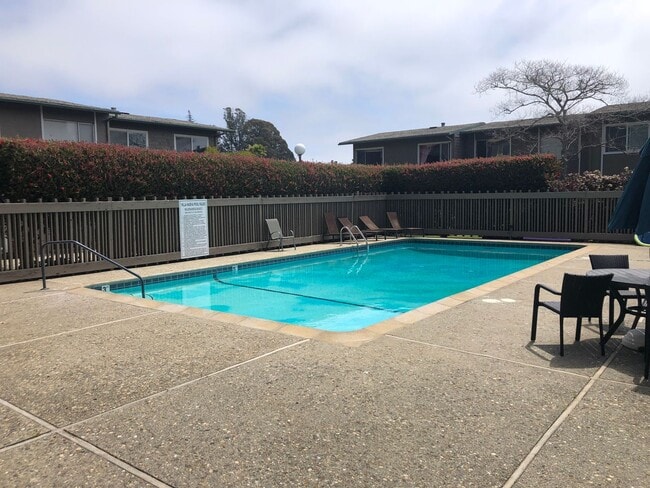 Building Photo - 3 Bed/ 2 Bathroom House in Santa Cruz