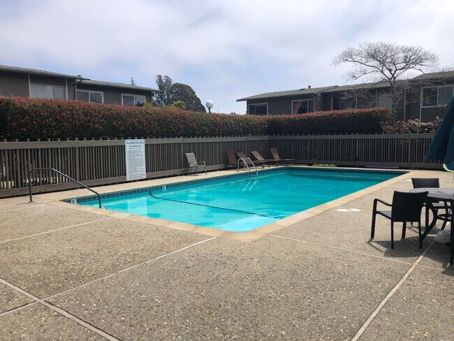 Building Photo - 3 Bed/ 2 Bathroom Town House in Santa Cruz