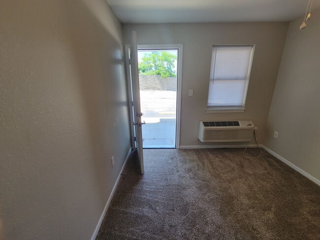 Building Photo - 3 Bedroom 2 Bath Ground Level Apartment