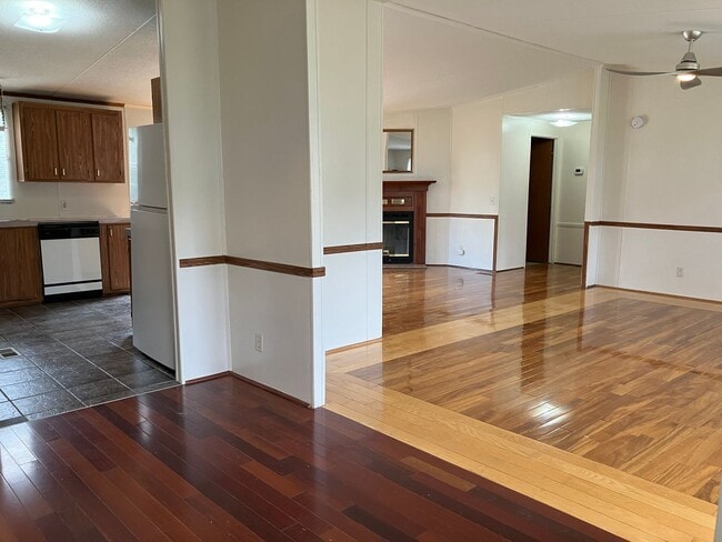 Building Photo - Three Bedroom Home in Hickory