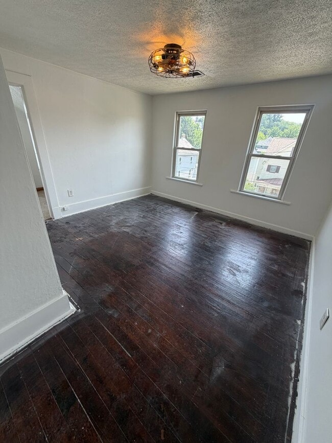 Building Photo - 4 bedroom with fenced-in yard in Washington