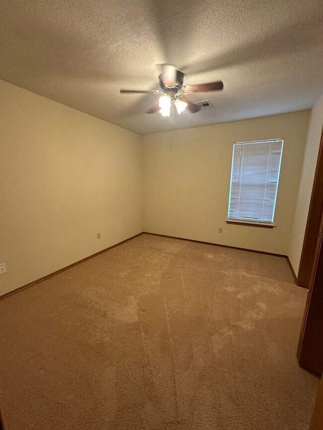 Building Photo - 4 Bed, 2.5 Bath Brick home with 2 car garage