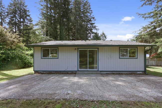 Building Photo - MOVE IN READY NOW!! 4 bed 1 bath on shy half acre! North Thurston School District