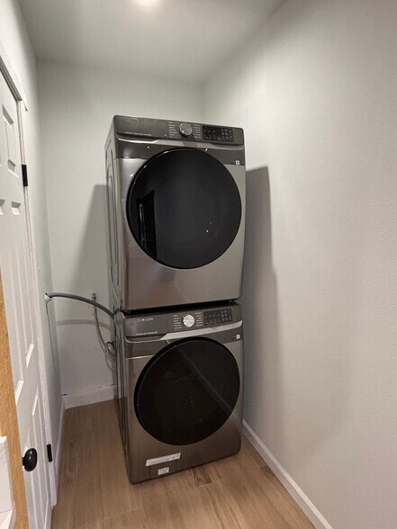 Washer/Dryer - 860 N Mar Vista Ave