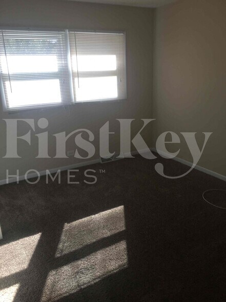 Building Photo - 410 S Villa Ave