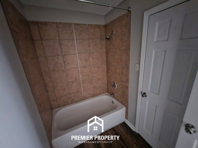 Building Photo - Charming 3-Bedroom Memphis Home with Vaulted Ceilings & Brick Fireplace