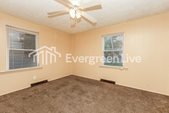 Building Photo - 124 E Lindberg Dr