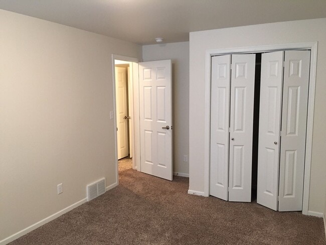 Building Photo - 3 Bed 3 Bath Twin Home